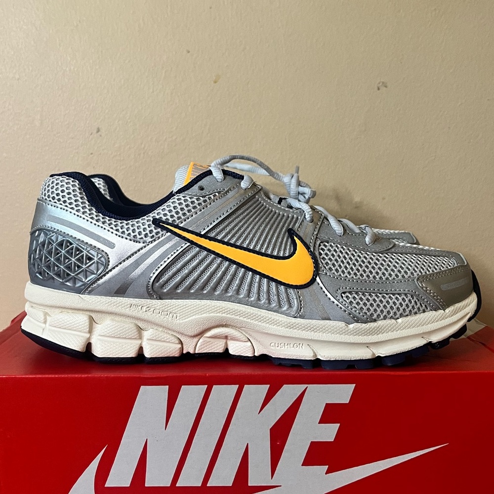 NIKE Air Zoom Vomero 5 'Platinum Laser Orange'